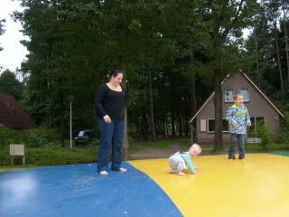 Saine (vriendin) met Sem en Max op het springkussen