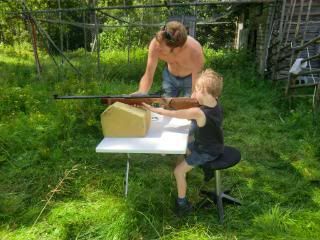 Max aan het schieten