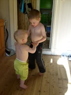 Grote broer leert kleine broer....